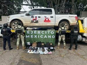 Asegurados en Zitácuaro 10 vehículos, 4 granadas, armas y drogas: SSP.