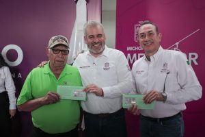 Entrega Bedolla visas y computadoras en audiencia pública en Queréndaro.
<br>