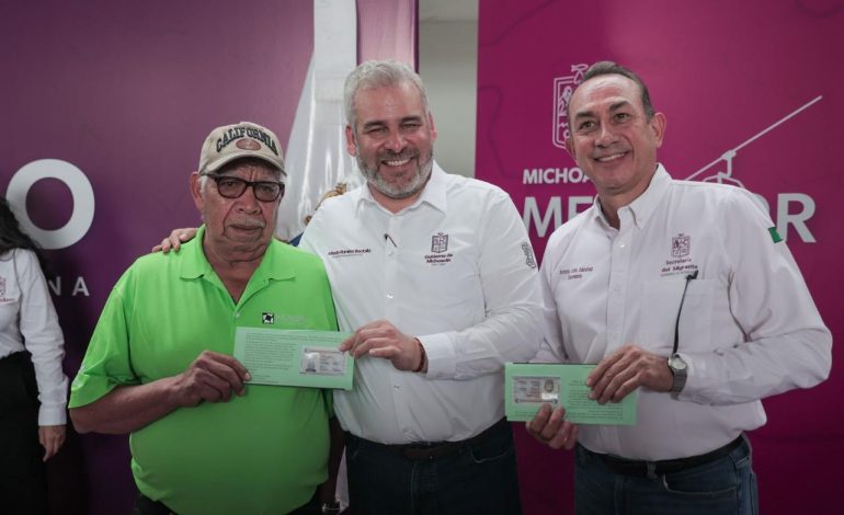 Entrega Bedolla visas y computadoras en audiencia pública en Queréndaro.