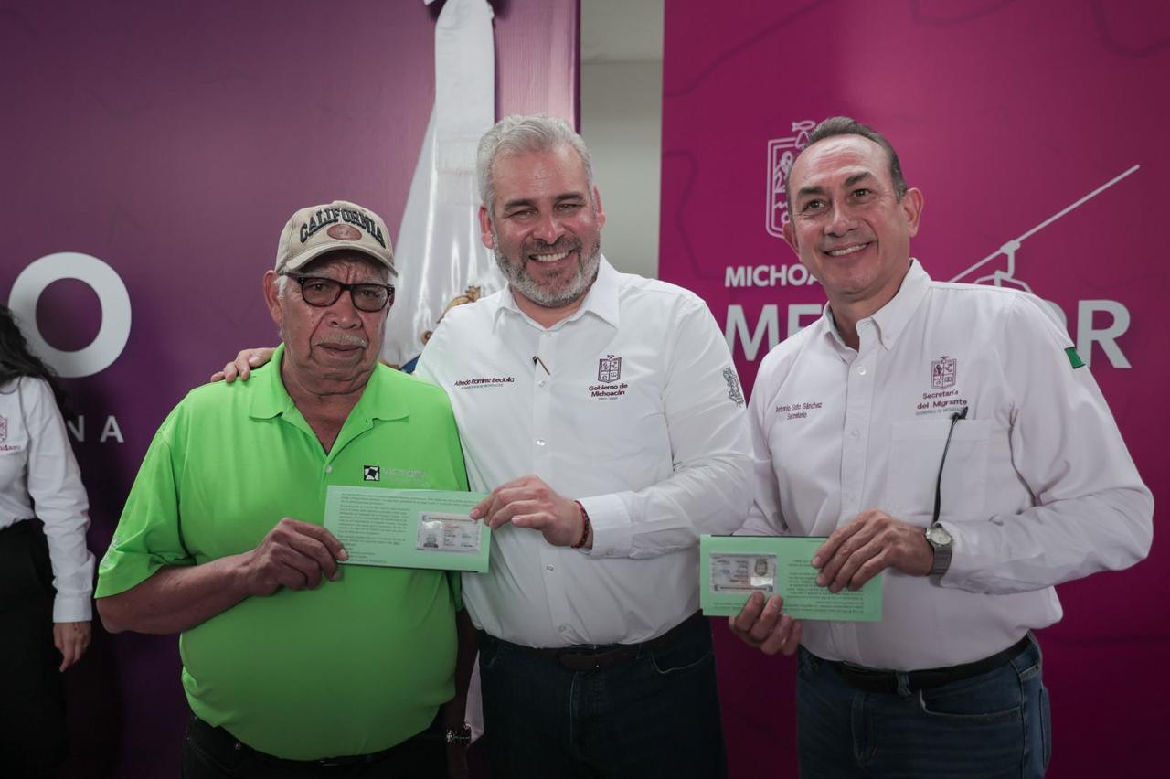 Entrega Bedolla visas y computadoras en audiencia pública en Queréndaro.
