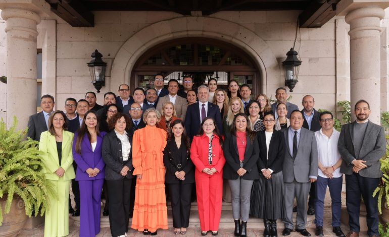 Bedolla y magistrados electos sostienen reunión institucional.