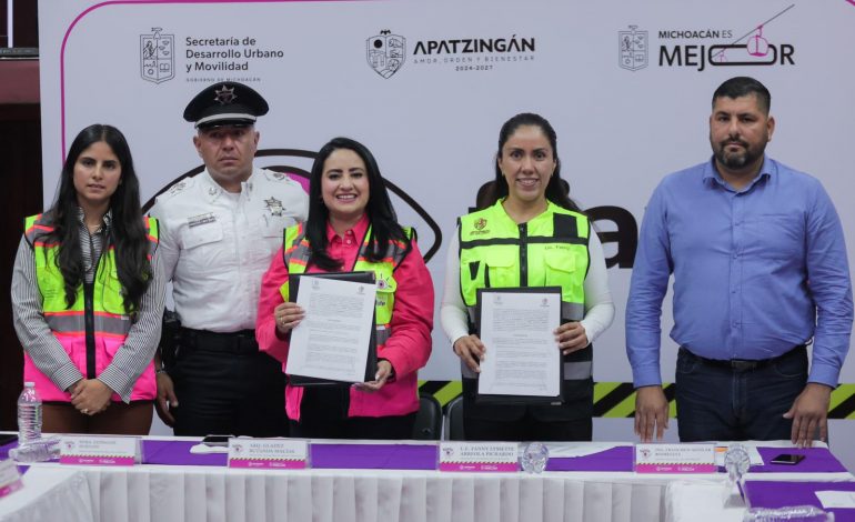 Invita Gladyz Butanda a ponerse el casco en Apatzingán.