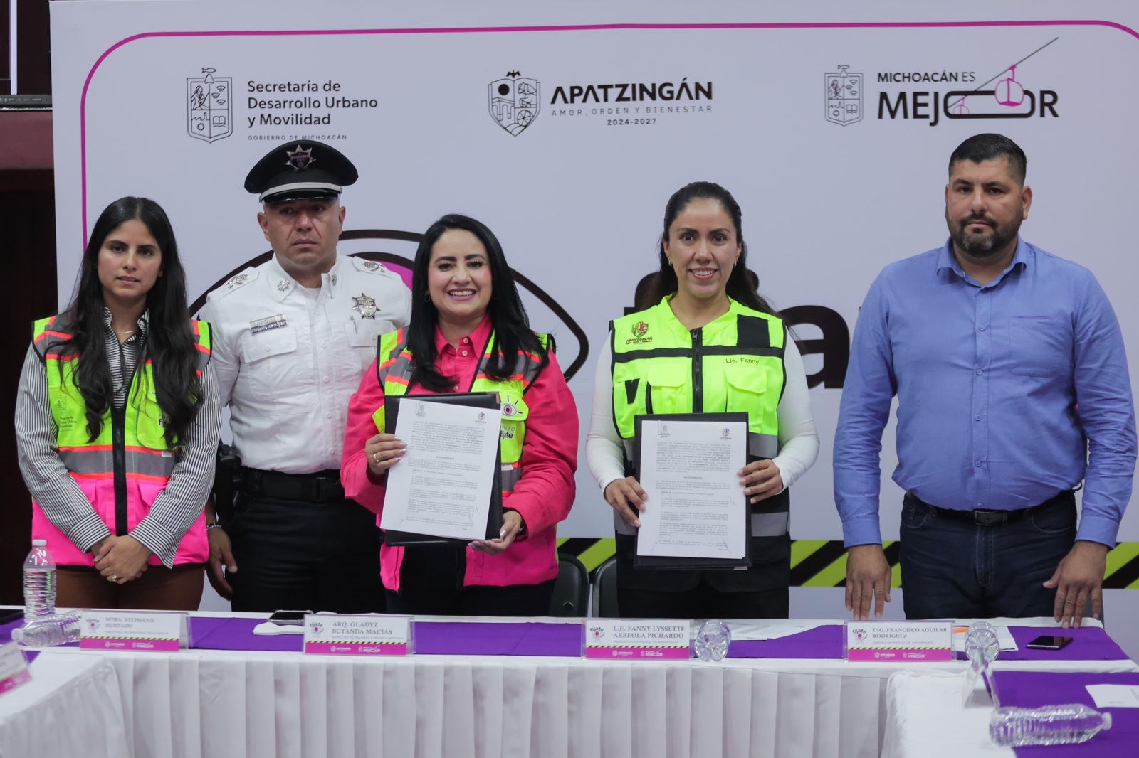 Invita Gladyz Butanda a ponerse el casco en Apatzingán.