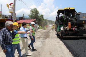 Toño Ixtláhuac supervisa avance de obra clave para la conectividad de Zitácuaro con Morelia<br>