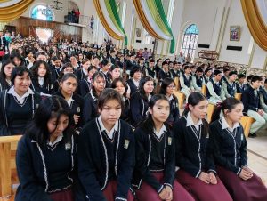 Alumnos de la Secundaria 1 «Nicolas Romero» reciben misa tras su próxima clausura escolar.