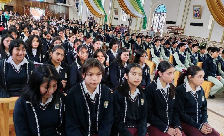 Alumnos de la Secundaria 1 «Nicolas Romero» reciben misa tras su próxima clausura escolar.