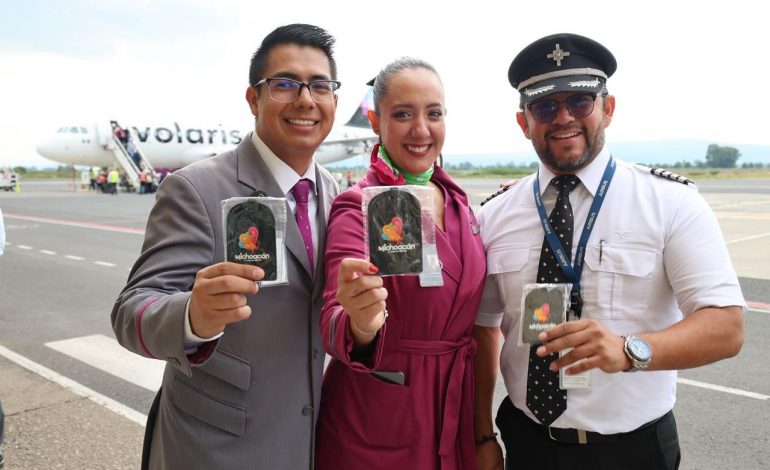 Llega a Morelia el primer vuelo directo de Ontario gestionado por el Gobierno de Michoacán