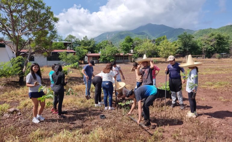 Estudiantes de Cecytem se unen a la reforestación con la siembra de 200 árboles