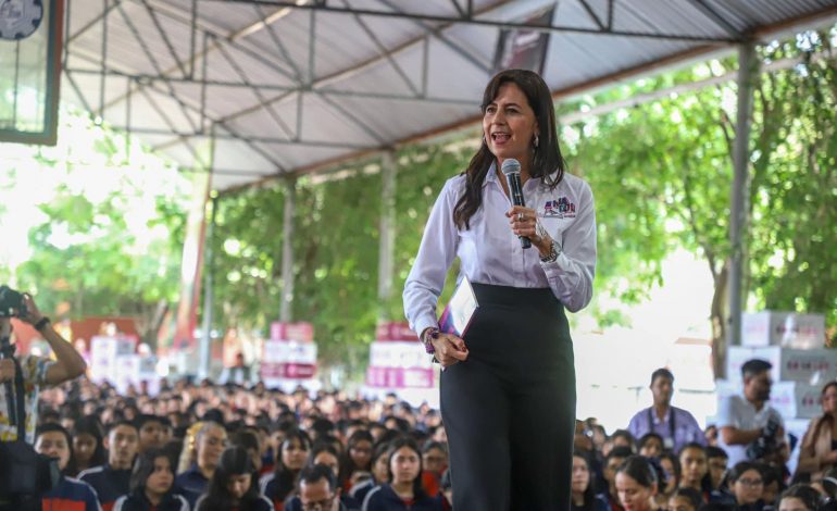Gracias por el tercer ciclo escolar completo: Gabriela Molina