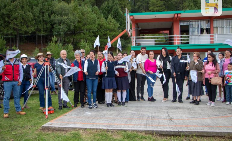 Jeovana Alcántar, arrancó los trabajos de construcción de la techumbre en el CEMSAD 36 de la Tenencia de Huajumbaro.