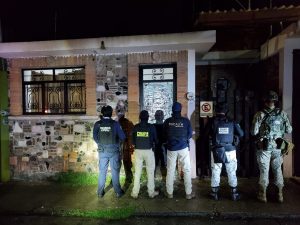 Ejecuta FGE dos cateos en Morelia y asegura mil 800 dosis de metanfetamina; hay cinco personas detenidas