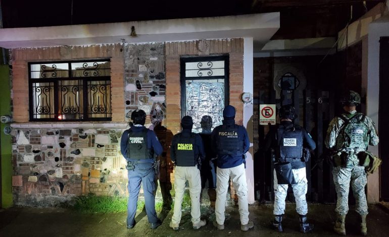Ejecuta FGE dos cateos en Morelia y asegura mil 800 dosis de metanfetamina; hay cinco personas detenidas