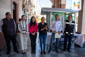 En representación de la Presidenta Jeovana Alcántar, Funcionarios Municipales, entregaron 1, 200 pollitos doble propósito.