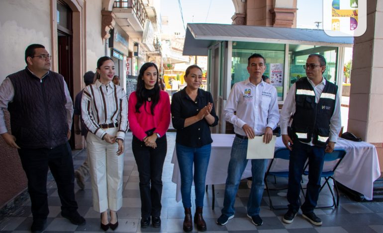 En representación de la Presidenta Jeovana Alcántar, Funcionarios Municipales, entregaron 1, 200 pollitos doble propósito.
