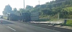Se registró la volcadura de un tractocamión sobre la autopista de Occidente en el tramo carretero Maravatío-Zapotlanejo