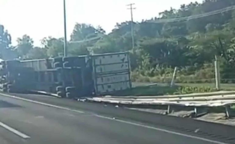 Se registró la volcadura de un tractocamión sobre la autopista de Occidente en el tramo carretero Maravatío-Zapotlanejo