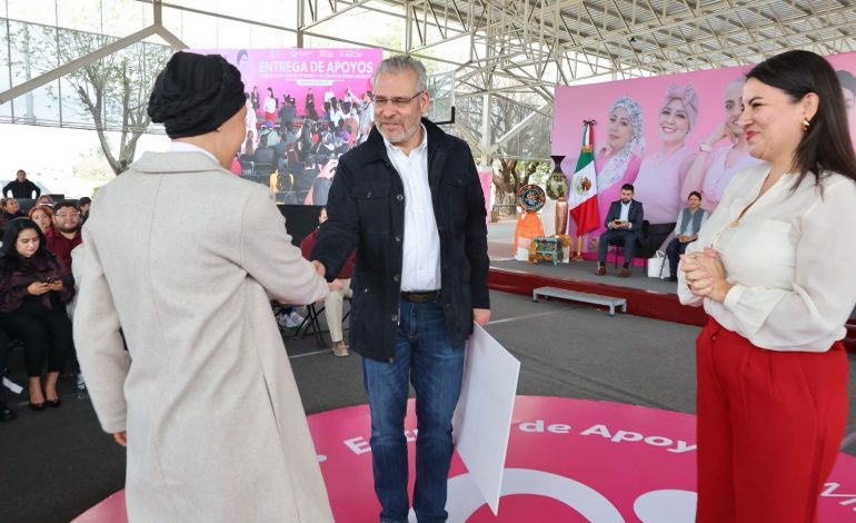 Programa pionero de atención al cáncer ha beneficiado a más de 700 niñas y niños y 2 mil 600 mujeres: Bedolla