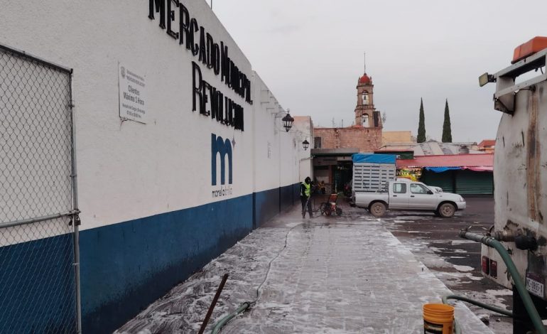 Gobierno de Morelia realiza acciones de limpieza profunda en Mercado Revolución