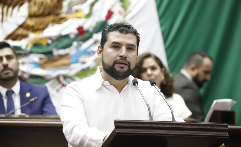 Octavio Ocampo celebra aprobación de dictamen que amplía atribuciones en favor de periodistas