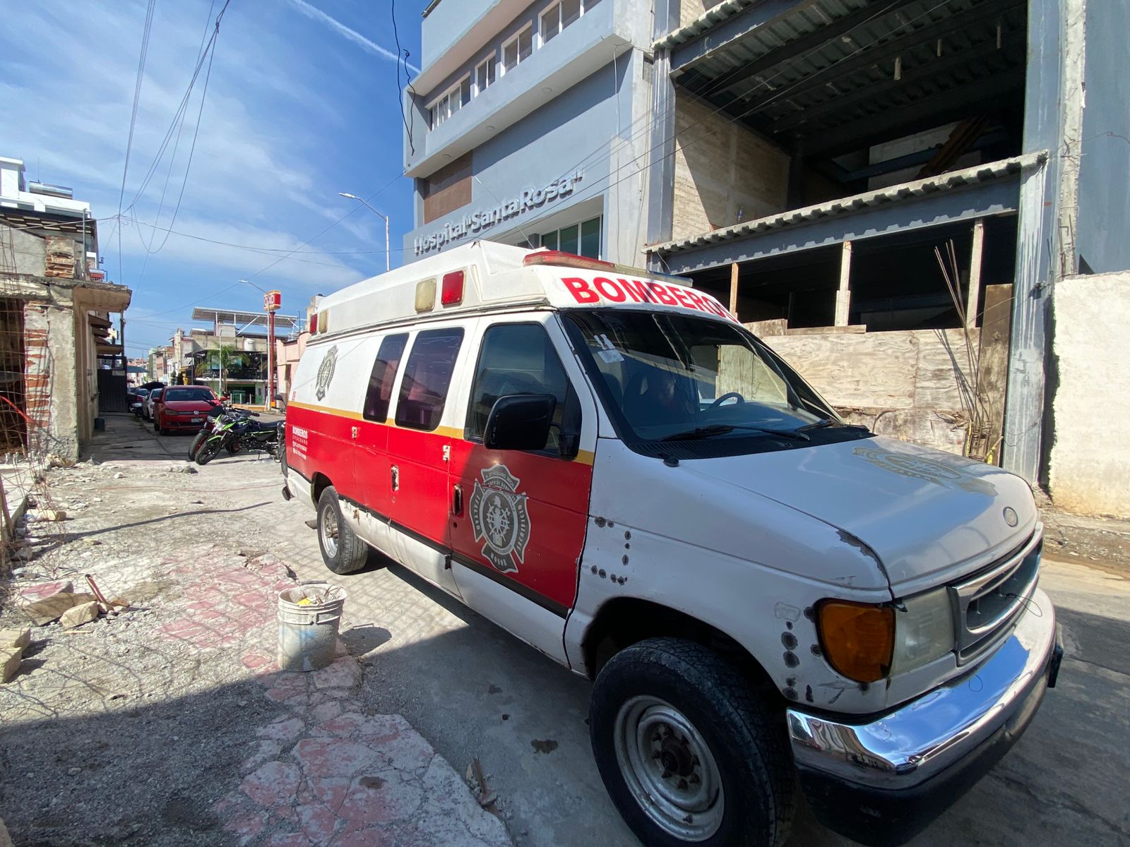 Hombre es Atropellado en la Carretera Zitácuaro-Morelia; Bomberos lo Trasladan a Hospital