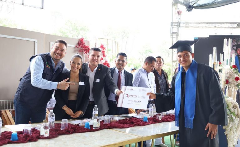 Vicente Gómez apadrina a niñez y juventud de todos los niveles educativos del distrito XIX en sus graduaciones