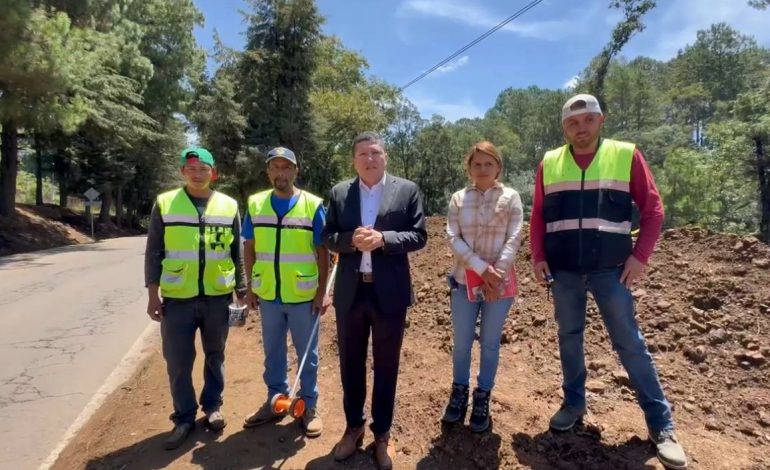 Celebra Vicente Gómez la realización de obras de rehabilitación carretera en el distrito XIX