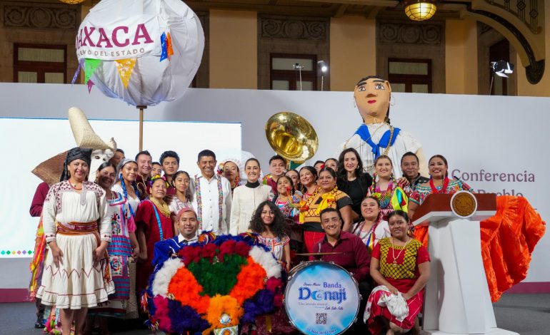 SE PRESENTA LA GUELAGUETZA 2025 EN “LA MAÑANERA DEL PUEBLO”