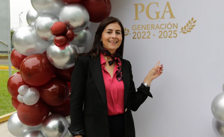 Felicita Gabriela Molina a estudiantes egresados de los diferentes niveles
