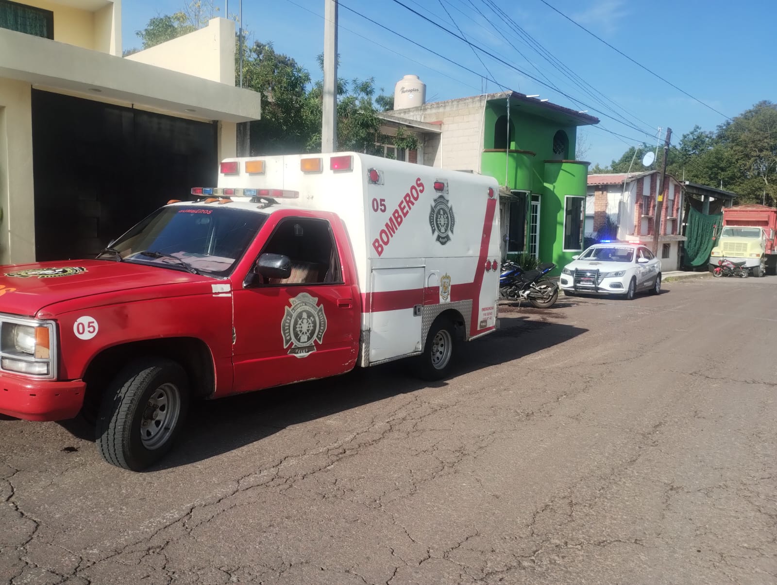 Motociclista Derrapa Cerca del Tecnológico en Zitácuaro; Bomberos Atienden la Emergencia