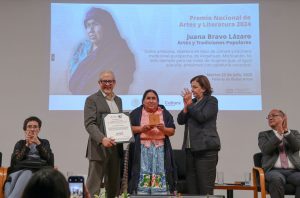Juana Bravo pone en alto a Michoacán, recibe Premio Nacional de las Artes: Sectur