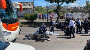 Un motociclista resultó gravemente lesionado tras impactarse contra un autobús