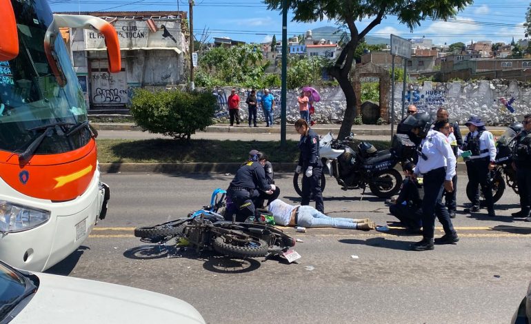 Un motociclista resultó gravemente lesionado tras impactarse contra un autobús
