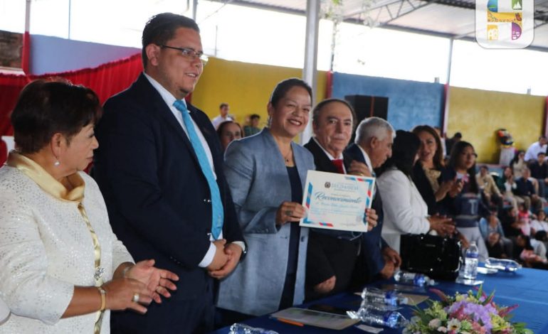Jeovana Alcántar, presidió el acto de fin de cursos del ciclo escolar y graduación de la Generación 2022-2025 de la Escuela Preparatoria Taximaroa.