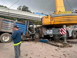 Chofer de un camión tipo volteo resultó lesionado, impactar varios vehículos y una grúa al fallarle los frenos