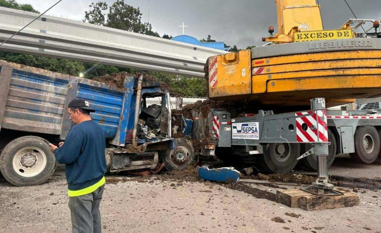 Chofer de un camión tipo volteo resultó lesionado, impactar varios vehículos y una grúa al fallarle los frenos