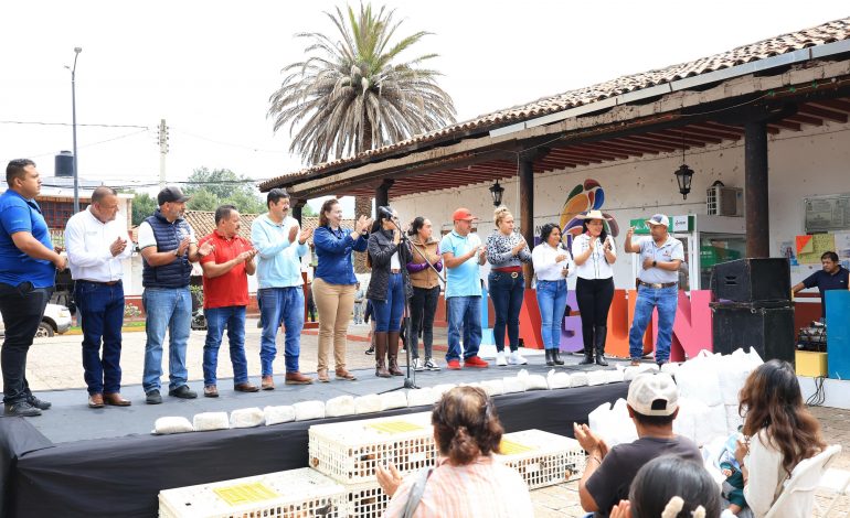 Municipios de Región Pátzcuaro reciben más de mil paquetes de hortalizas y aves: Sader