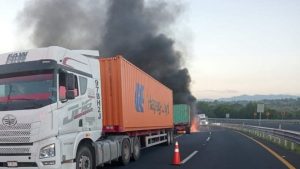 Se reporta un incendio de un tráiler en la autopista de Occidente, en el tramo Maravatío – Atlacomulco