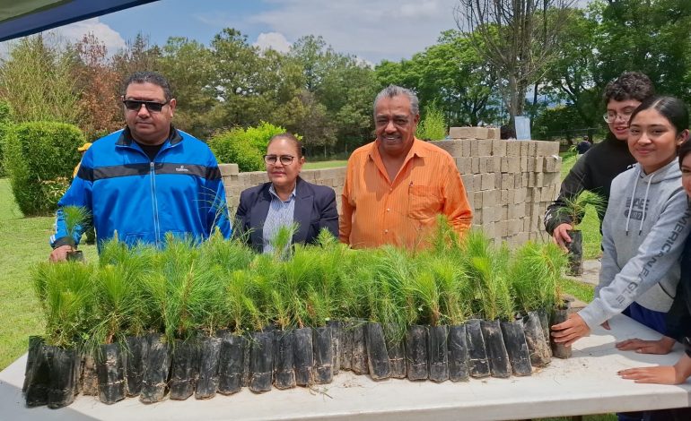 UNICLA y Ayuntamiento de Zitácuaro inician campaña de reforestación y bienestar animal