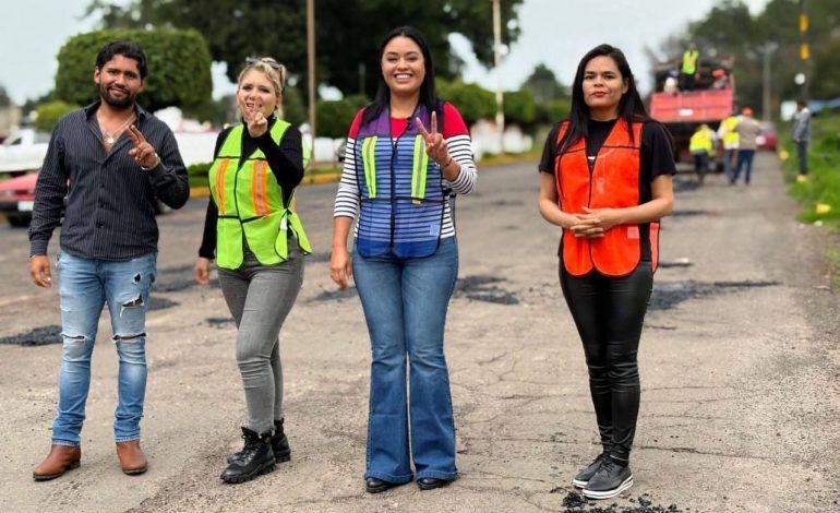 Susy Ruiz realiza tareas de bacheo para fortalecer la seguridad vial en Irimbo.