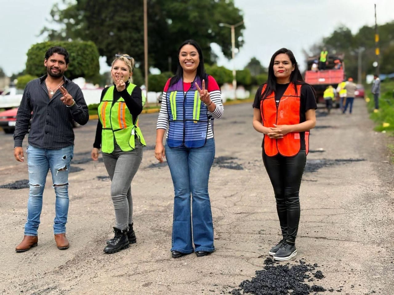 Susy Ruiz realiza tareas de bacheo para fortalecer la seguridad vial en Irimbo.