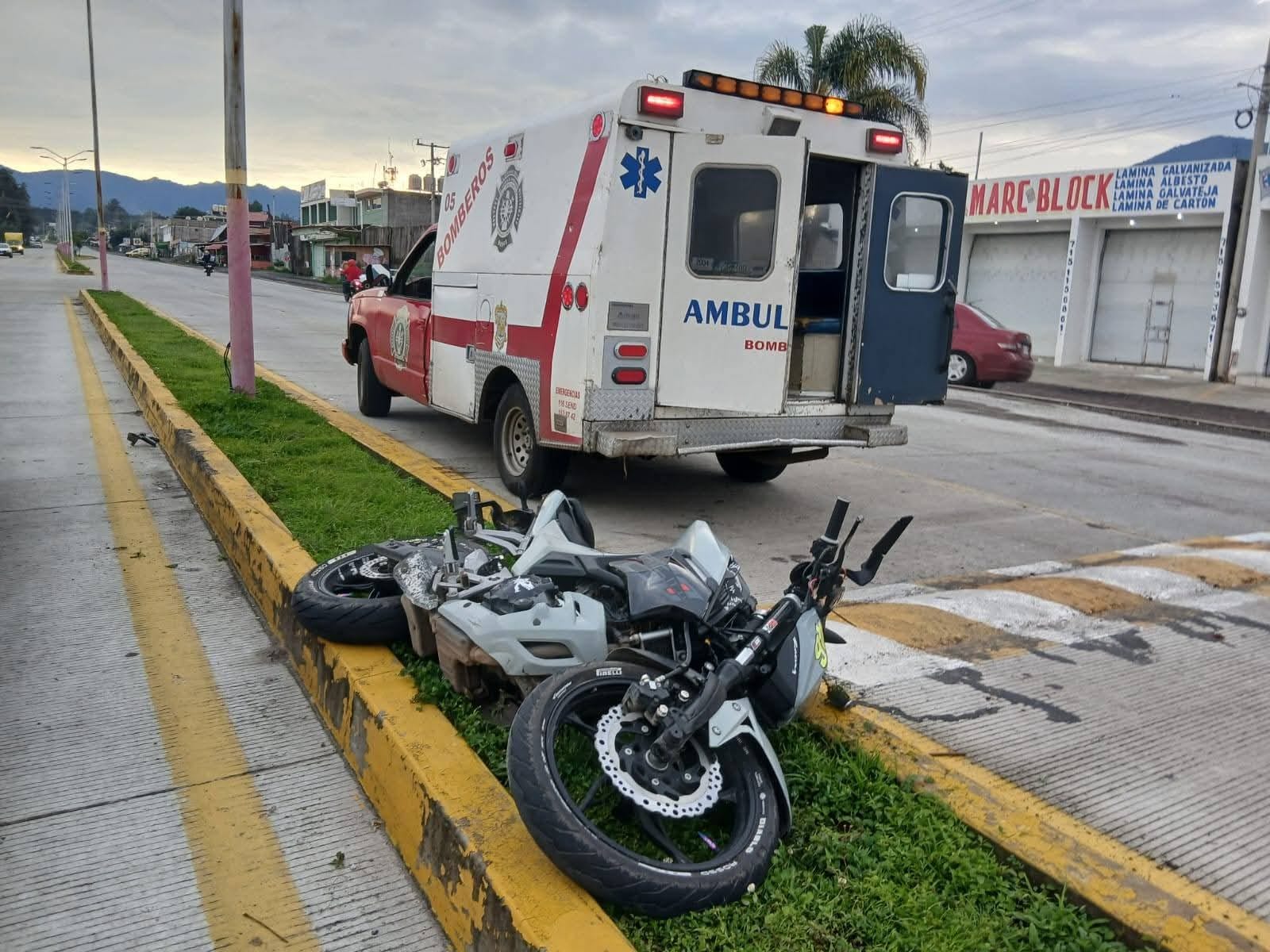 Motociclista Lesionado Tras Derrapar en la Carretera Zitácuaro-Toluca