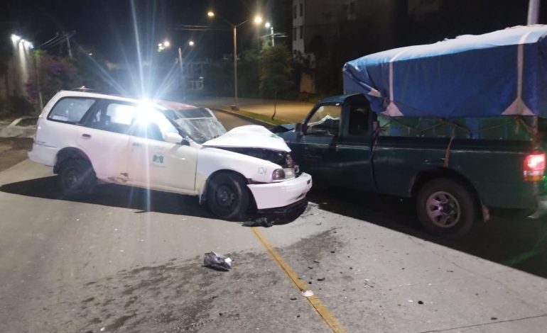 Aparatoso Accidente en la Carretera Zitácuaro-Morelia Deja Dos Lesionados