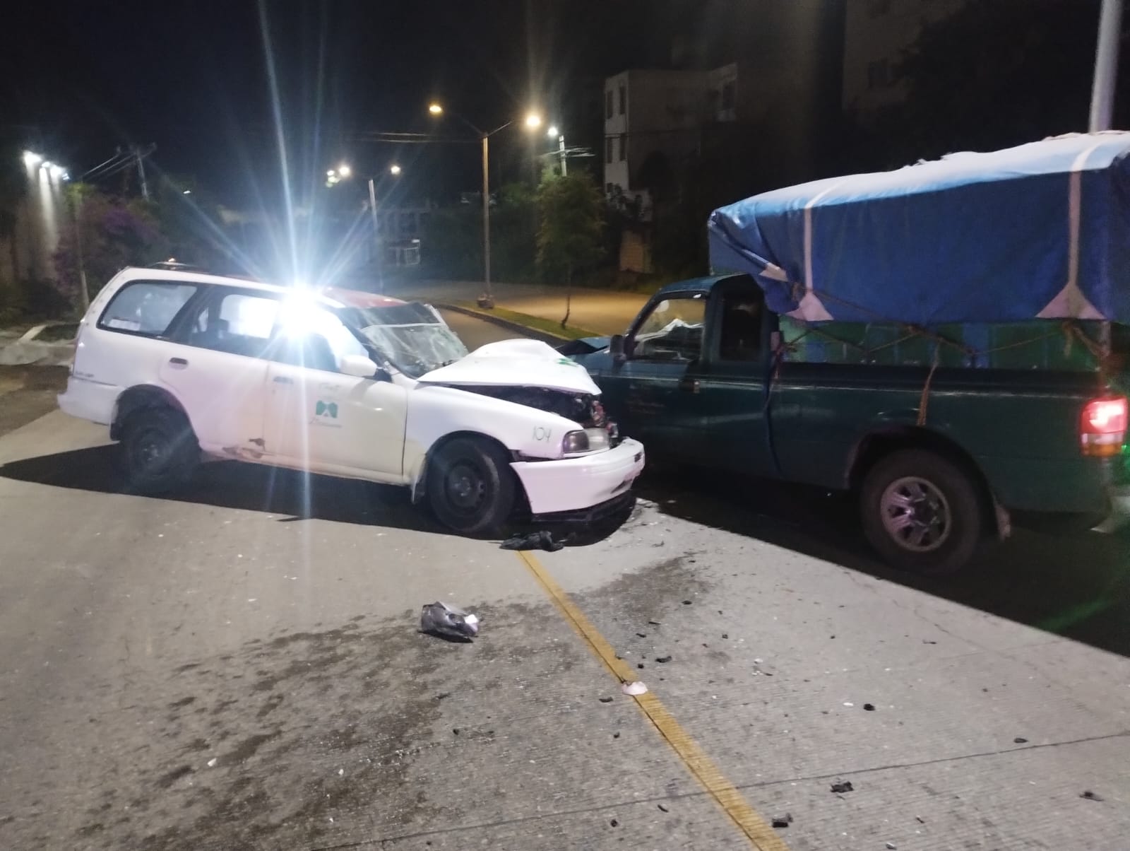 Aparatoso Accidente en la Carretera Zitácuaro-Morelia Deja Dos Lesionados