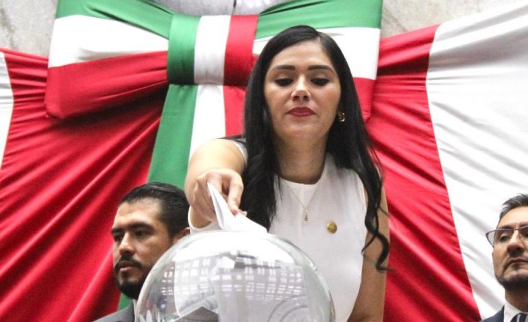 Diana Espinoza da voto de confianza a Carlos Torres Piña, al frente de la FGE