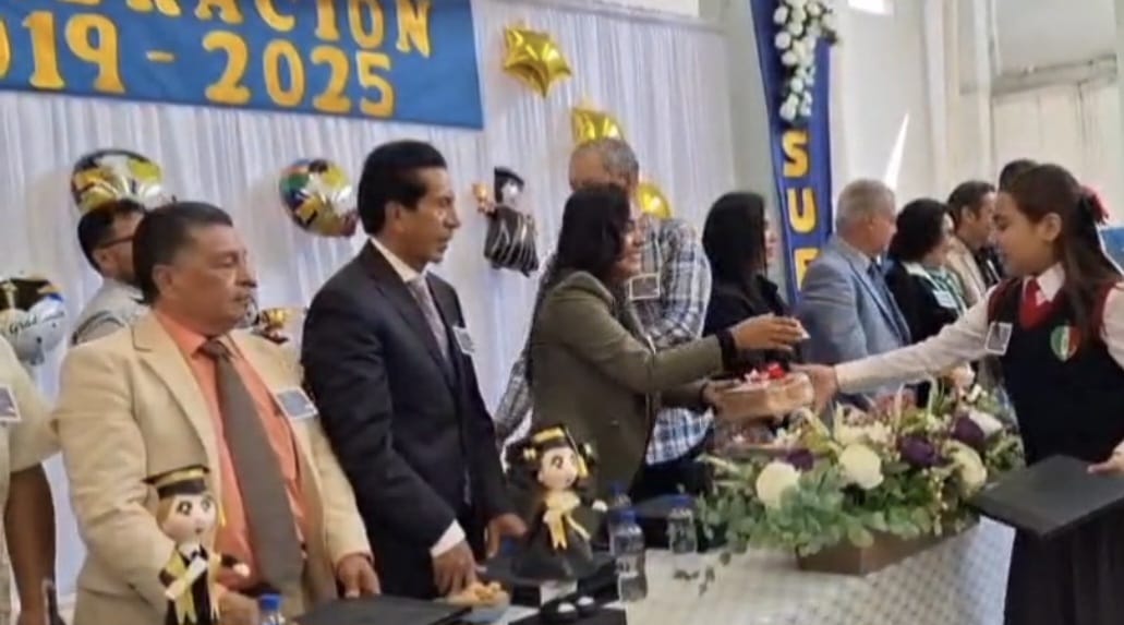 Con gran entusiasmo más de 90 alumnos egresan de la 18 de Marzo en Zitácuaro