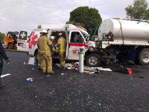 Aumenta a tres el número de fallecidos por el choque de una ambulancia contra una pipa en la carretera Morelia-Pátzcuaro