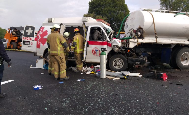 Aumenta a tres el número de fallecidos por el choque de una ambulancia contra una pipa en la carretera Morelia-Pátzcuaro