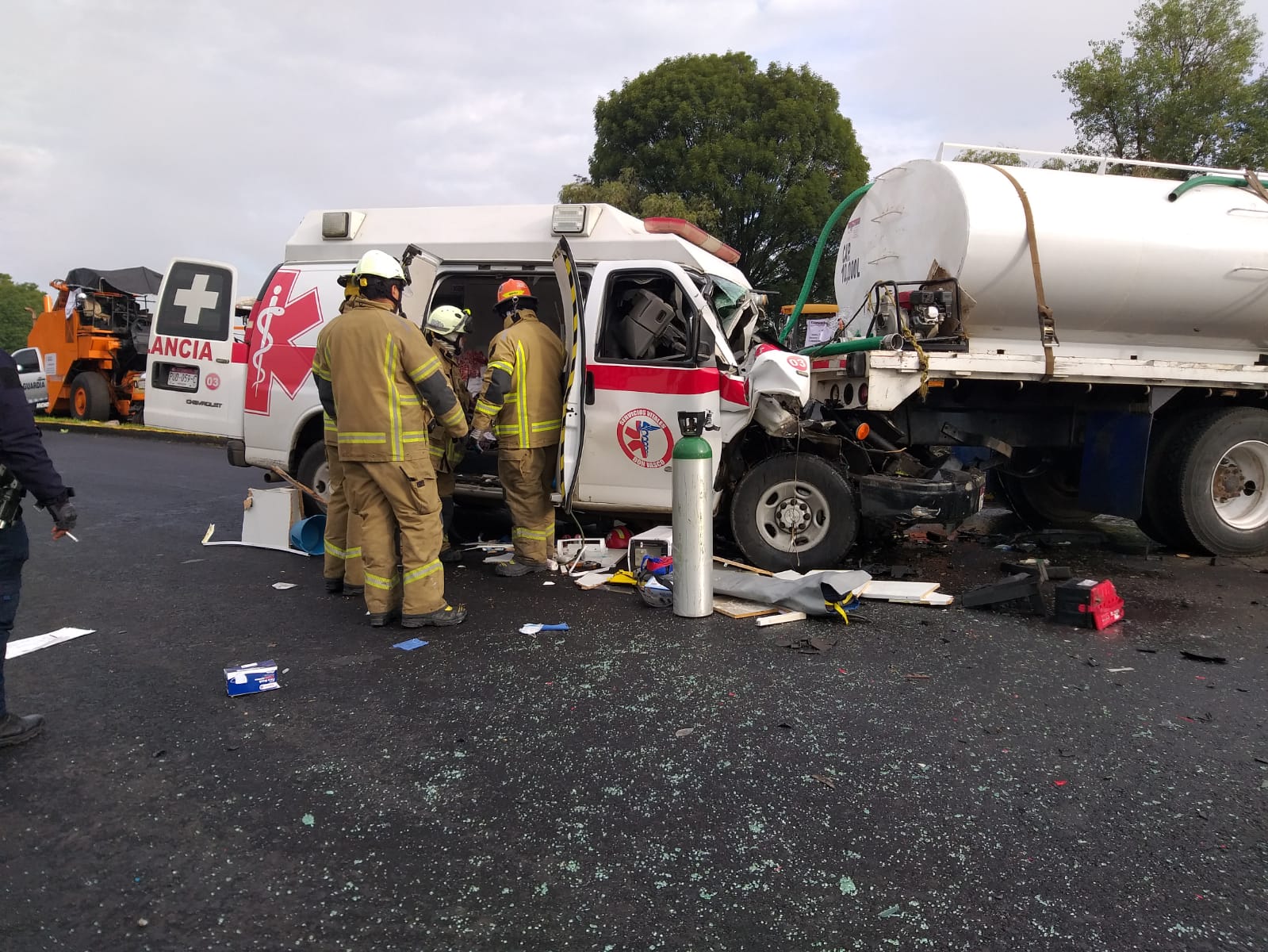 Aumenta a tres el número de fallecidos por el choque de una ambulancia contra una pipa en la carretera Morelia-Pátzcuaro