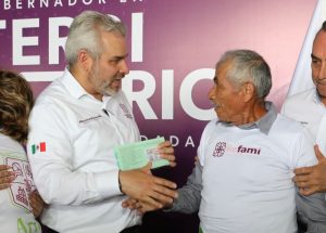 Compromete Bedolla garantizar abasto de agua potable en audiencia pública en Ario.<br>