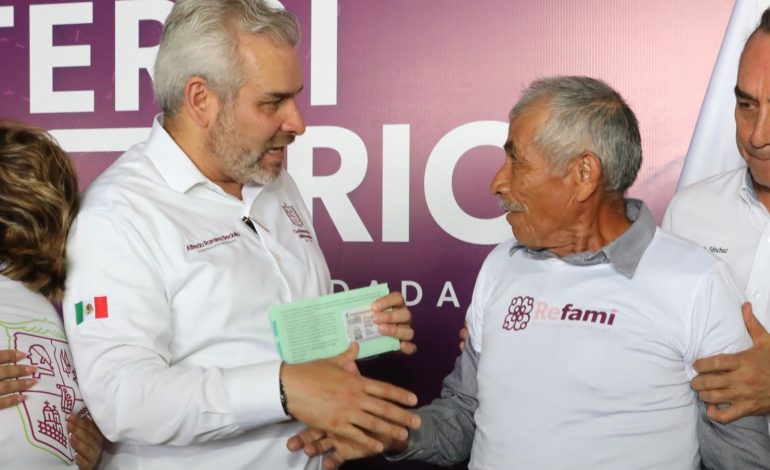 Compromete Bedolla garantizar abasto de agua potable en audiencia pública en Ario.